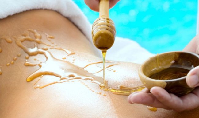 Honigmassage mit Bio-Imkerhonig zur Gewebeaktivierung. Keine erotischen Leistungen.