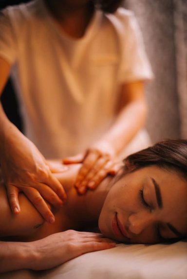 Professionelle Rückenmassage – Wellnessbehandlung zur Entspannung der Muskulatur.